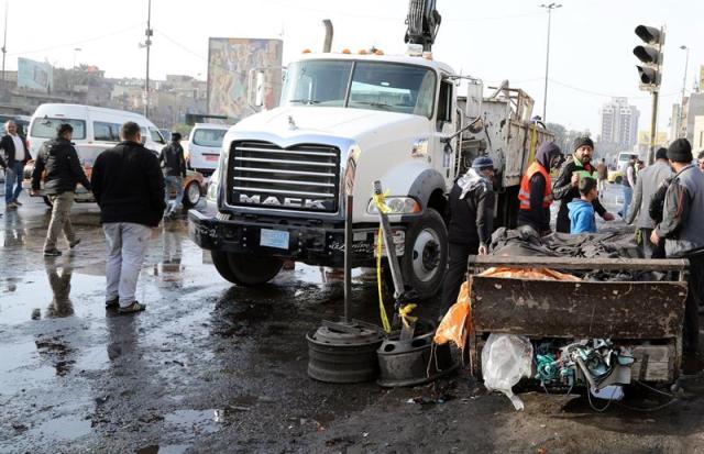 Iraquíes se acercan al lugar donde se ha producido un atentado en la plaza Tayaran en Bagdad (Irak) hoy, 15 de enero de 2018. Al menos 26 personas murieron y 75 resultaron heridas en un doble atentado registrado hoy en Bagdad, perpetrado contra un grupo de trabajadores, informó una fuente de la Policía iraquí. EFE/ Ali Abbas