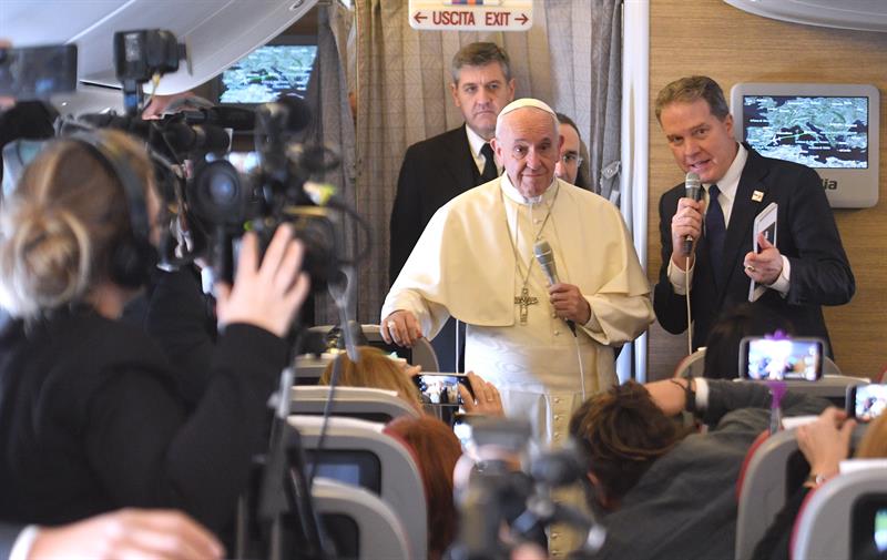 Hombre fallece cuando esperaba paso del papa Francisco tras llegada a Chile