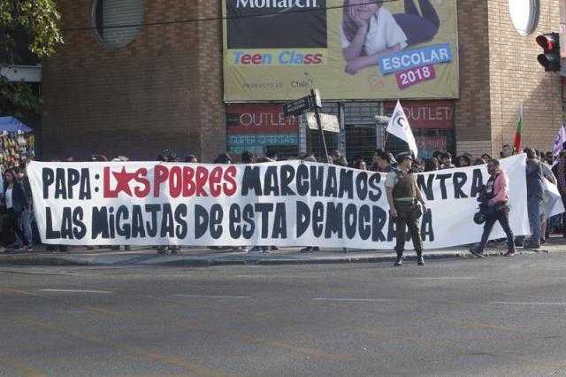 Jóvenes protestan por la llegada del papa Francisco hoy, martes 16 de enero de 2018, por las calles de Santiago (Chile). La policía disolvió hoy en Santiago la "Marcha de los Pobres", convocada por varias organizaciones sociales en protesta contra la visita del papa Francisco a Chile, según informaron fuentes oficiales. El papa realizará una visita de tres días en Chile y posteriormente se trasladará a Perú. EFE/BENJAMIN HERNANDEZ