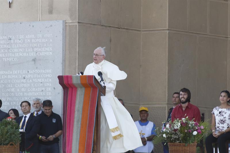 El papa habló de los jóvenes que se quedan “sin batería” y pierden “la señal”