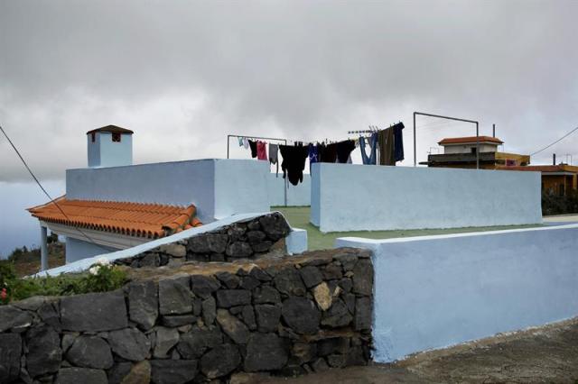 Exterior de la vivienda ubicada en el municipio tinerfeño de Los Realejos donde una mujer de 46 años y nacionalidad venezolana fue hallada muerta anoche con heridas de arma blanca infligidas presuntamente por su pareja que se encuentra muy grave tras sufrir un accidente de circulación cuando al parecer huía del domicilio conyugal. EFE/Cristóbal García