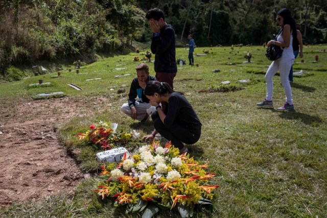 CAR028. CARACAS (VENEZUELA), 20/01/2018. Familiares de José Díaz Pimentel y Abraham Agostini lloran en la parcela donde ambos fueron enterrados hoy, sábado 20 de enero del 2018, en Caracas (Venezuela). Dos de las seis personas abatidas junto al exinspector alzado contra el Gobierno venezolano Óscar Pérez fueron enterrados hoy en medio de denuncias de que los familiares no autorizaron el sepelio, mientras continúa la incertidumbre sobre qué se hará con el cuerpo del líder del grupo. EFE/Miguel Gutiérrez