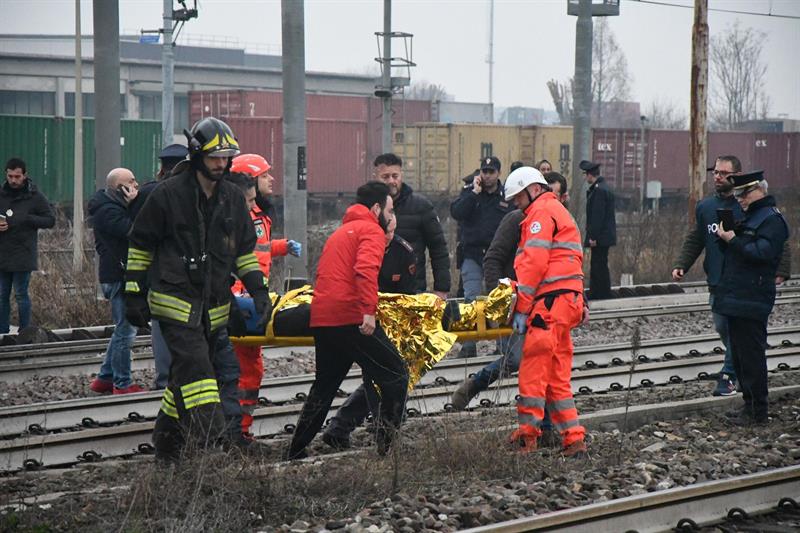 Al menos tres muertos en el descarrilamiento de un tren en Milán