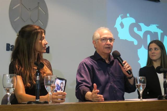 El exalcalde de Caracas Antonio Ledezma (c) ofrece una rueda de prensa acompañado de la actriz de telenovelas venezolana Catherine Fulop (i) y Antonella Marty (d), de la Fundación Libertad argentina, hoy, lunes 29 de enero de 2018, en Buenos Aires (Argentina). Ledezma pidió hoy en Buenos Aires una "intervención humanitaria" internacional en Venezuela, y que los países latinoamericanos apliquen "sanciones personalizadas" a las autoridades chavistas. EFE/Javier Caamaño