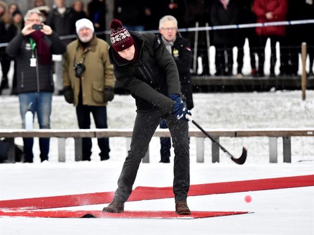 Los duques de Cambridge participaron en un evento de hockey durante su visita oficial, que dura cuatro días, a Suecia y Noruega. EFE/ Jonas Ekstromer