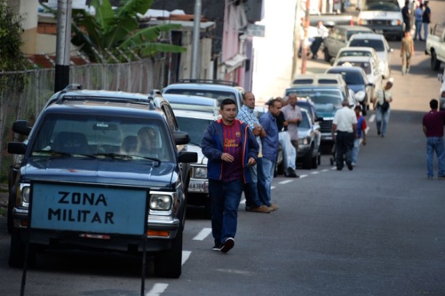 Las colas fueron  extensas en los alrededores del cuartel “Negro Primero”. (Foto Jorge Castellanos) 