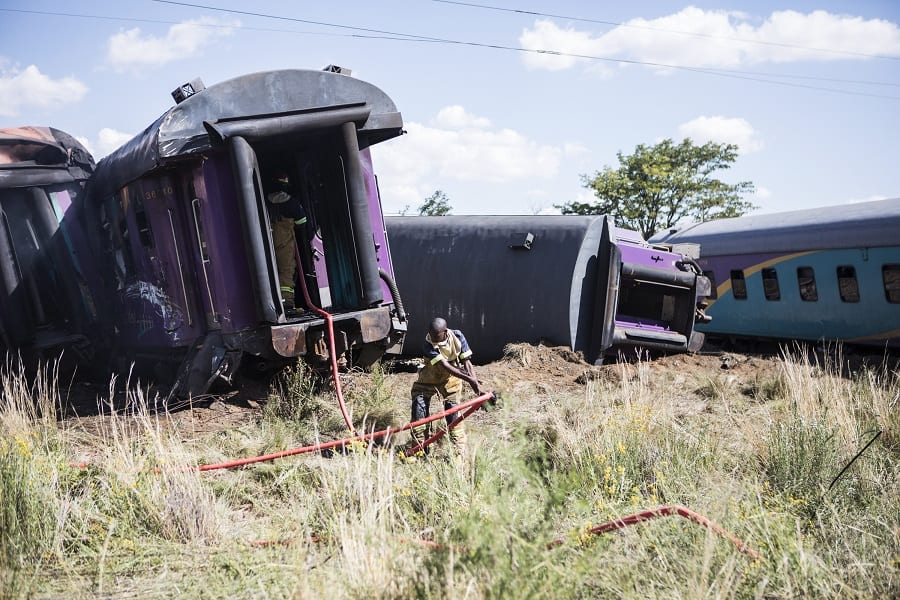 Aumentan a 18 los muertos y 250 los heridos por accidente de tren Sudáfrica