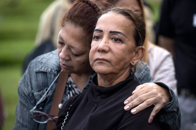 Parientes y simpatizantes del exinspector de la Policía científica venezolana Óscar Pérez se reúnen hoy, domingo 21 de enero de 2018, en el Cementerio del Este de Caracas (Venezuela) para honrar su memoria con una misa en el lugar en el que fue enterrado este domingo por las autoridades con la presencia de solo dos de sus familiares. EFE/Miguel Gutiérrez