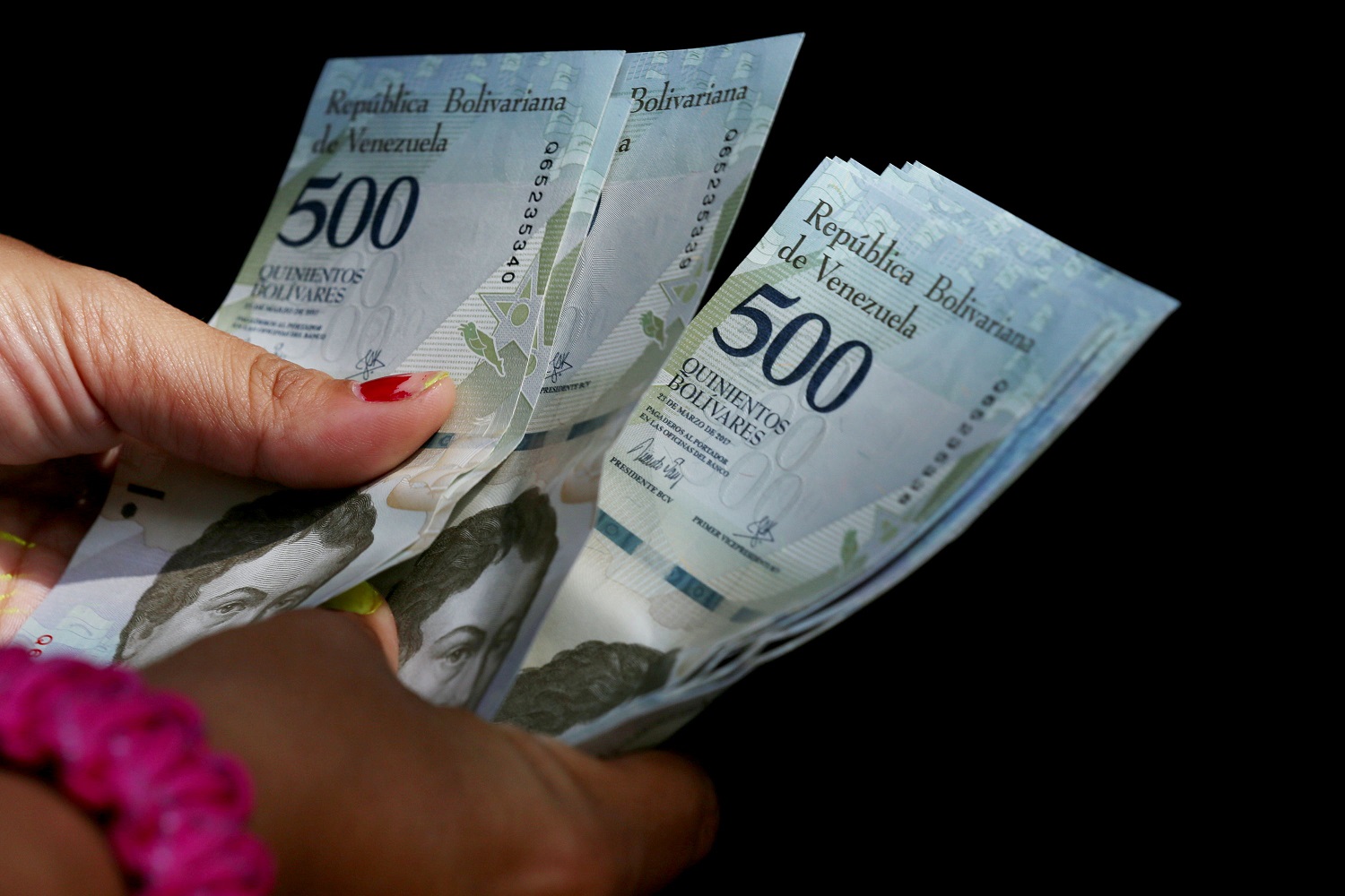 En Caracas conseguir efectivo es una odisea y comprar un refresco es un lujo