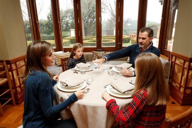 Fotografía facilitada por la Casa de S.M. El Rey. La celebración del 50 cumpleaños de Felipe VI el próximo martes, día 30, ha llevado a la Casa del Rey a distribuir imágenes de vídeo y fotografías inéditas de su actividad en el último año que incluyen escenas en familia con doña Letizia y sus hijas, Leonor y Sofía. En la comida en su residencia, que tuvo lugar el pasado día 13, se ve a los cuatro conversando mientras toman el primer plato, una sopa que previamente ha servido doña Letizia. Es parte de la charla en la que padres e hijas hablan de los exámenes, del tiempo -"la lluvia nos viene muy bien", dice el Rey- o de lo que van a hacer por la tarde, para lo que don Felipe propone un paseo por el campo. / EFE