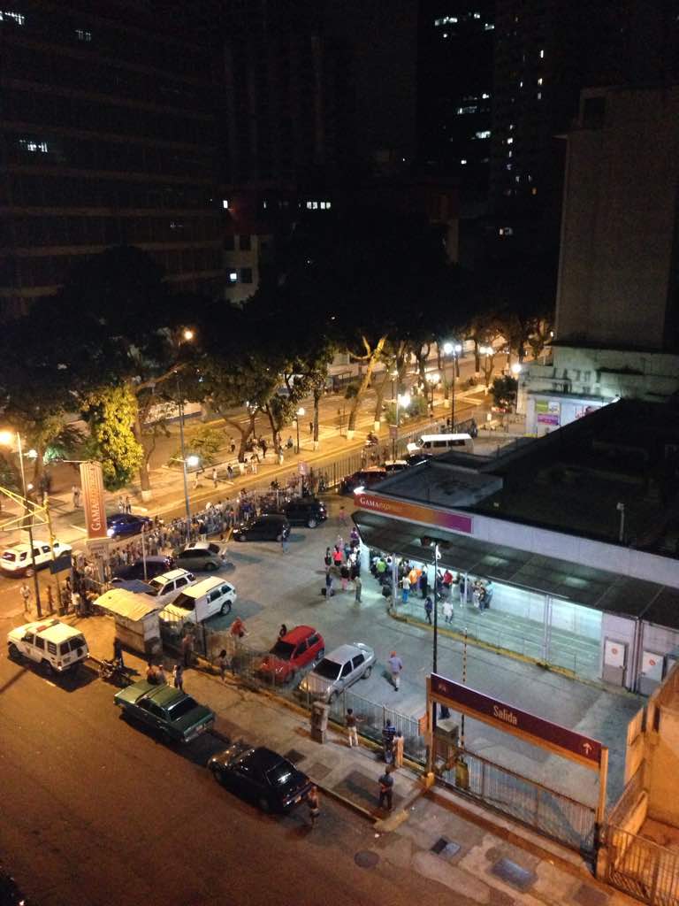 En fotos: Gente haciendo colas en supermercados caraqueños tras rebajas Sundde