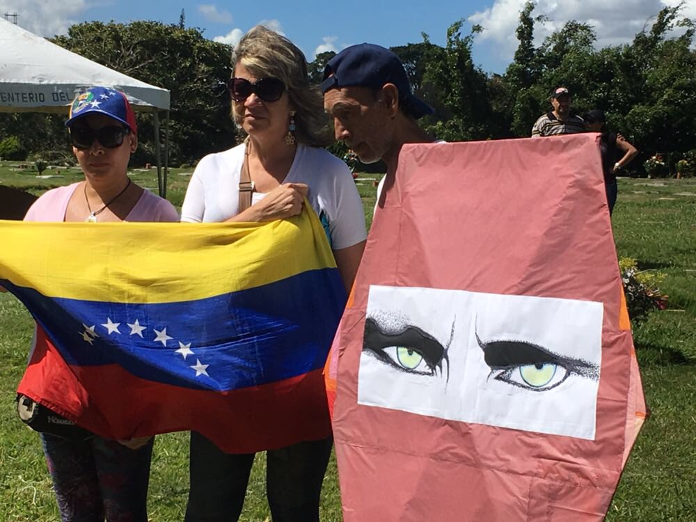 El mensaje del señor del Papagayo en el Cementerio del Este #20Ene (Fotos)