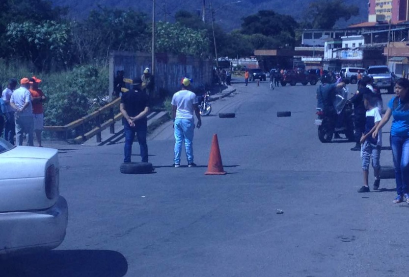 Cierran paso en Av. Villa Heroica de Guatire por hundimiento de un puente #21Ene