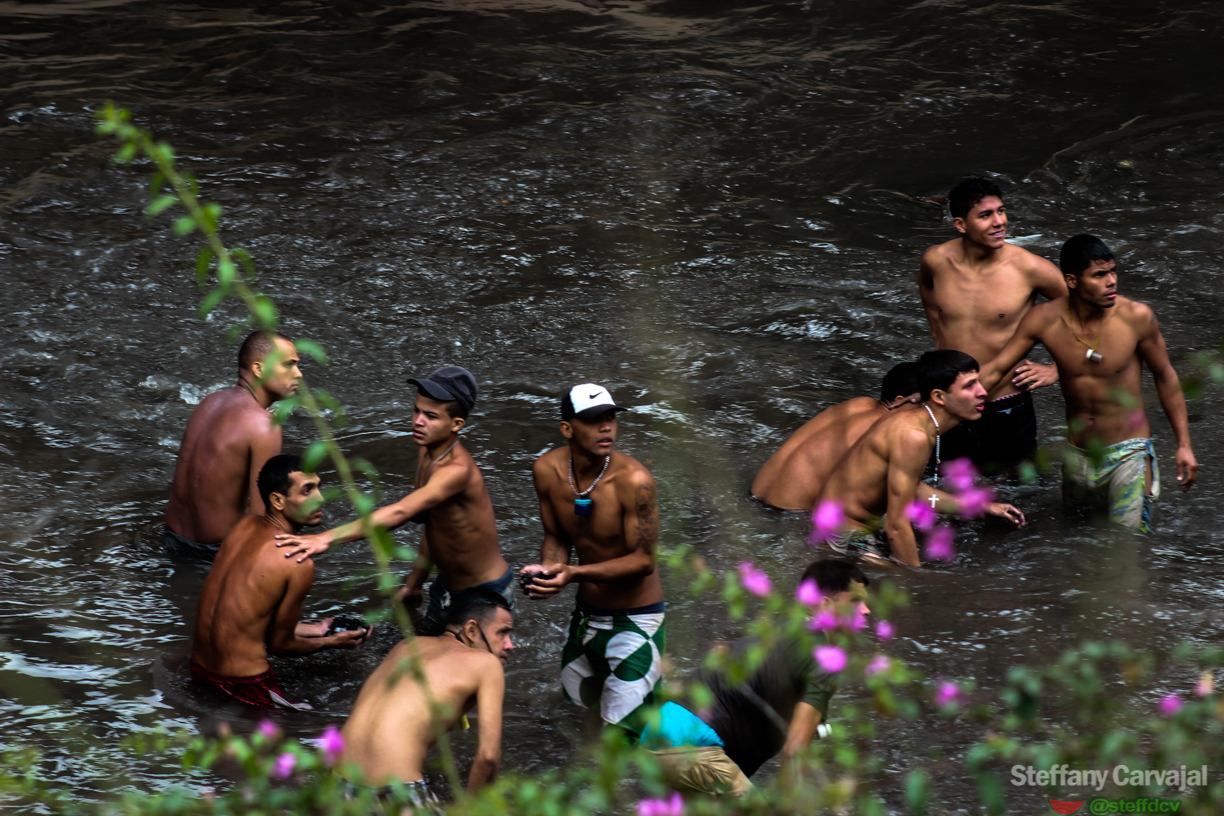 ¿Petro?… la verdadera minería bolivariana en época de Nicolás es entre excrementos y basura en el Guaire (FOTOS)