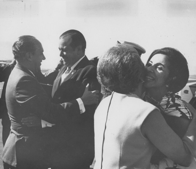 Rafael Caldera y Alicia Pietri de Caldera con Lorenzo Fernández y Olga Escobar de Fernández, al recibirlos de un viaje en el aeropuerto de Maiquetía.