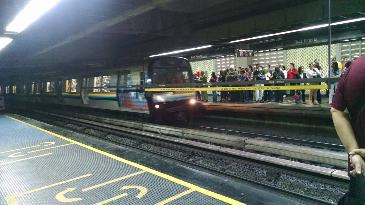 Usuarios del Metro de Caracas: El tren iba con fallas eléctricas y explotó #9Mar (videos)