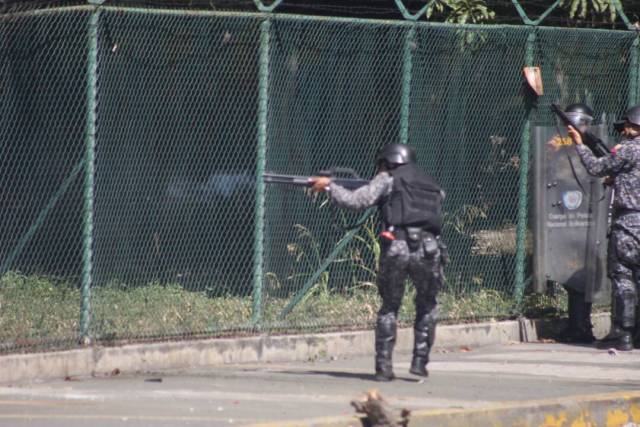 Efectivos de seguridad accionaron sus armas de perdigones y lacrimógenas Foto: Juan Peraza / LaPatilla.com