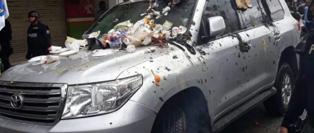 Lanzan basura y pintan auto donde se trasladaba el expresidente Rafael Correa (Fotos)