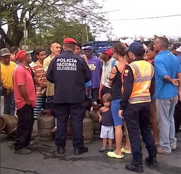 Vecinos trancan la carretera Charallave-Cúa en protesta por falta de gas y comida #30Ene