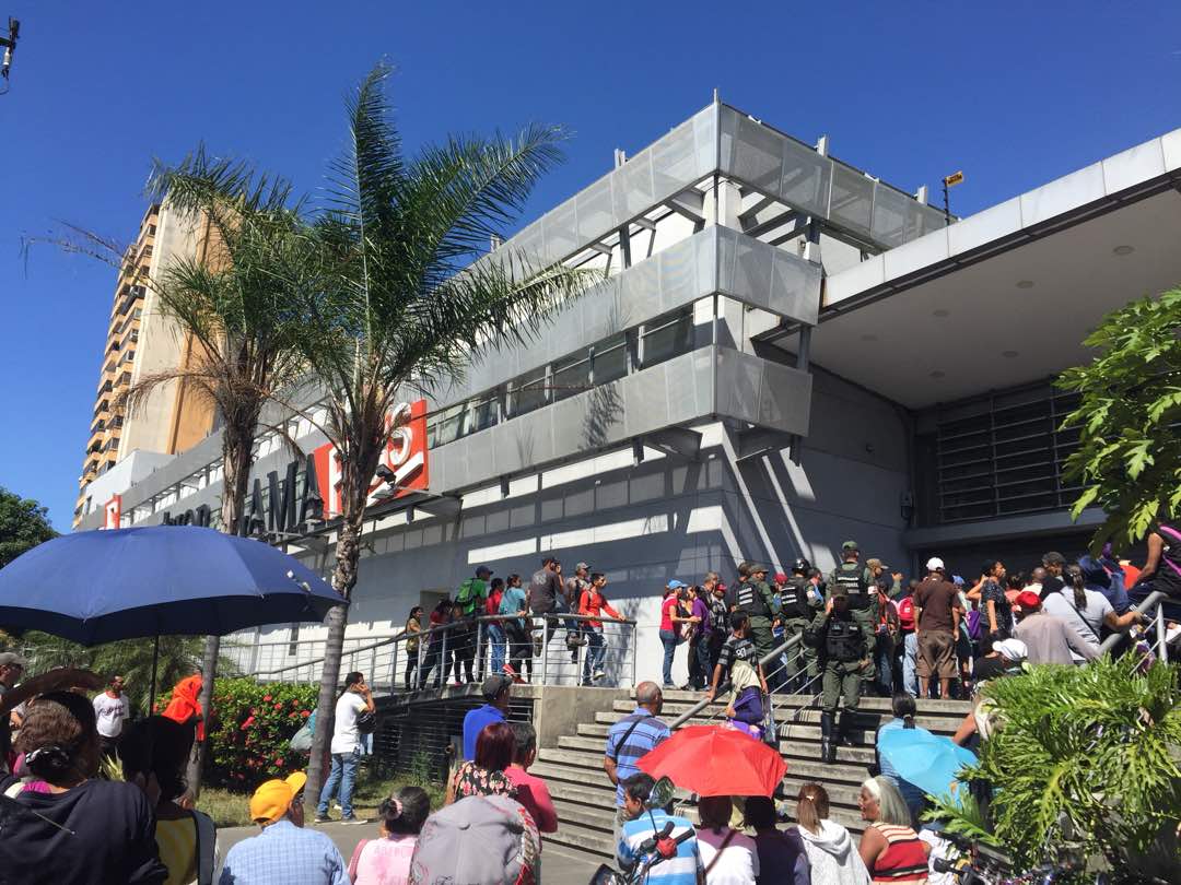 Ciudadanos amanecieron en puertas de supermercados tras fiscalización del Sundde este #6Ene