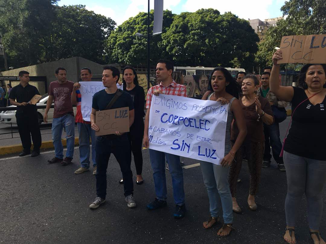 Trancada la Francisco de Miranda por falta de luz en Centro Plaza #29Ene