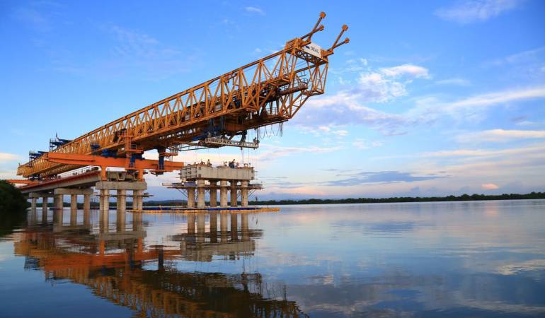 Al menos cuatro muertos al desplomarse viaducto en construcción en Colombia