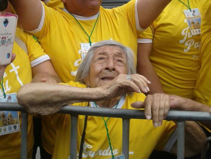 El Papa se baja del papamóvil para saludar a una anciana ciega de 99 años