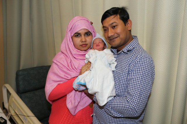 Imran Nazir (derecha) y Tania Shirin (izquierda) con su hija, Kazi. Foto New York Post