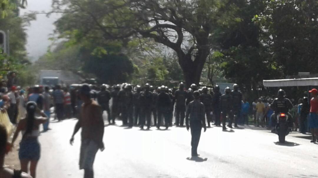 Protesta en la carretera Cumaná-Puerto La Cruz genera fuerte enfrentamiento con la GNB (Fotos)