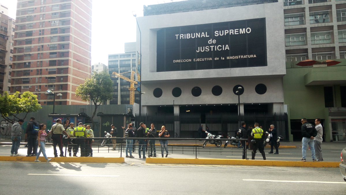 Cerrada la Francisco de Miranda al hallarse un maletín sospechoso frente a la DEM