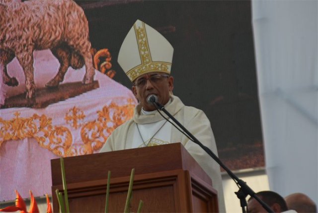 Monseñor Víctor  Hugo Basabe durante la homilía en la misa de la Divina Pastorqa