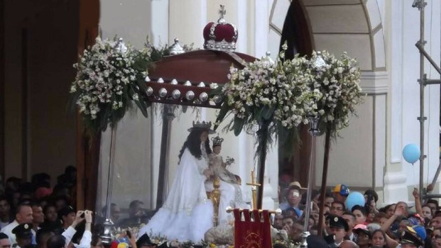 Miles de fieles acompañan a la Virgen en la procesión