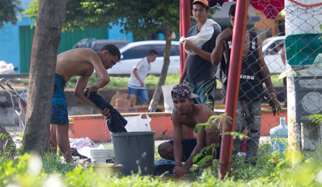 La cancha de Sevilla es utilizada por los venezolanos como hotel. Este espacio, sumado a la cancha de microfútbol que está a un lado, ha sido casa para muchos. / Foto: Alfredo Estévez