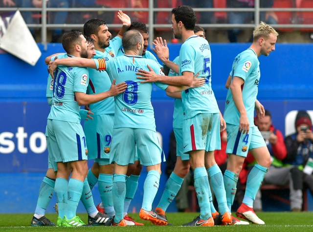 Barcelona's Uruguayan forward Luis Suarez (3L) celebrates scoring the opening goal with teammates during the Spanish league football match between SD Eibar and FC Barcelona at the Ipurua stadium in Eibar on February 17, 2018. / AFP PHOTO / ANDER GILLENEA