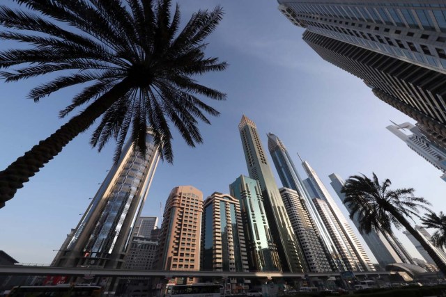 A picture taken on February 11, 2018, shows the 75-storey Gevora Hotel (C), which stands 356 metres or nearly a quarter of a mile tall, in the Gulf metropolis of Dubai. Gulf metropolis Dubai, on its never-ending quest to break records, announced the opening of the "world's new tallest hotel" Sunday, pipping another towering landmark in the city for the title. / AFP PHOTO / KARIM SAHIB