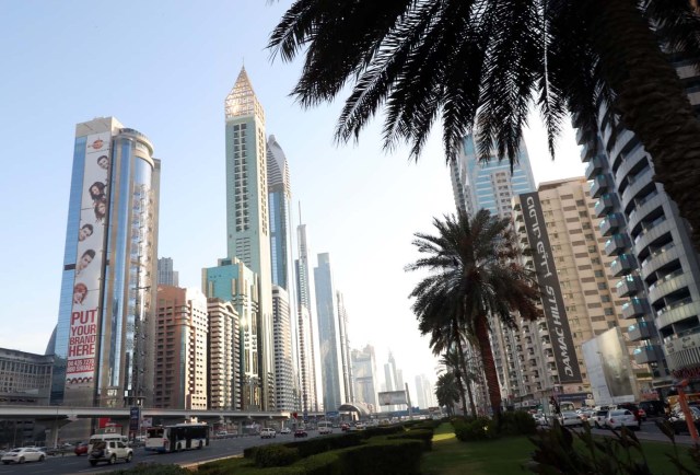 A picture taken on February 11, 2018, shows the 75-storey Gevora Hotel (C-L), which stands 356 metres or nearly a quarter of a mile tall, in the Gulf metropolis of Dubai. Gulf metropolis Dubai, on its never-ending quest to break records, announced the opening of the "world's new tallest hotel" Sunday, pipping another towering landmark in the city for the title. / AFP PHOTO / KARIM SAHIB