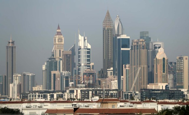 A picture taken on February 11, 2018, shows the 75-storey Gevora Hotel (C), which stands 356 metres or nearly a quarter of a mile tall, in the Gulf metropolis of Dubai. Gulf metropolis Dubai, on its never-ending quest to break records, announced the opening of the "world's new tallest hotel" Sunday, pipping another towering landmark in the city for the title. / AFP PHOTO / KARIM SAHIB