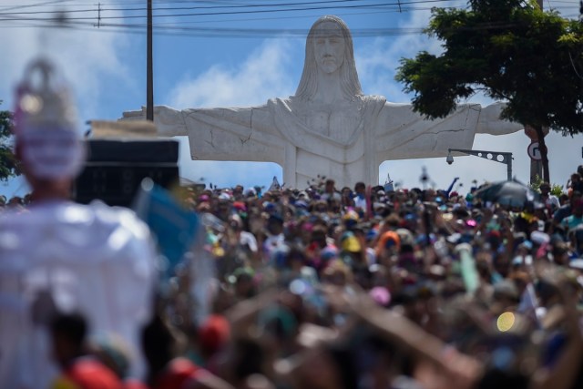 El desfile de las mayores escuelas de samba de Rio de Janeiro, una explosión de ritmo, plumas y purpurina. AFP PHOTO / DOUGLAS MAGNO