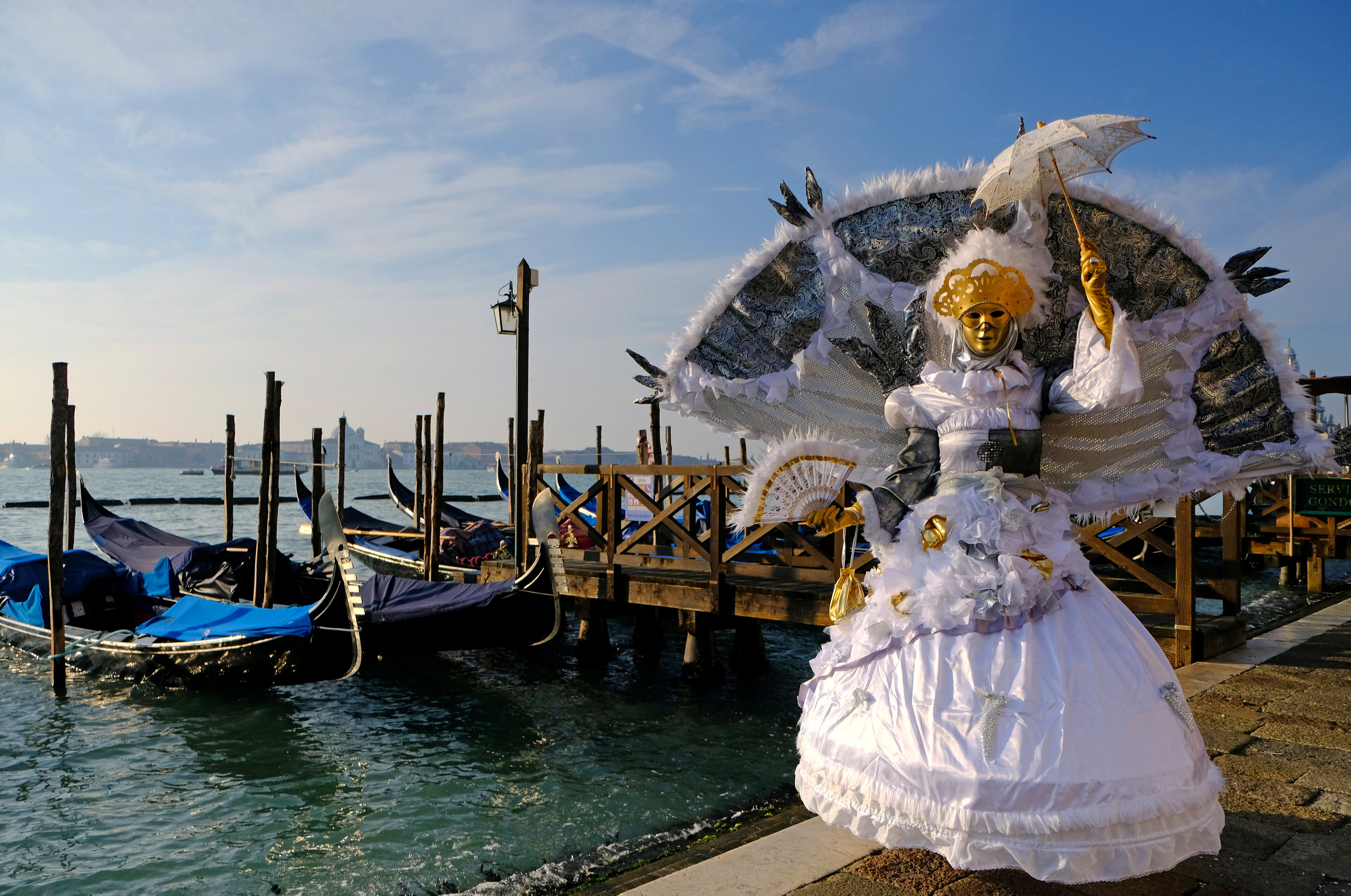 Venecia se pone la máscara e inaugura su carnaval más circense (Fotos)