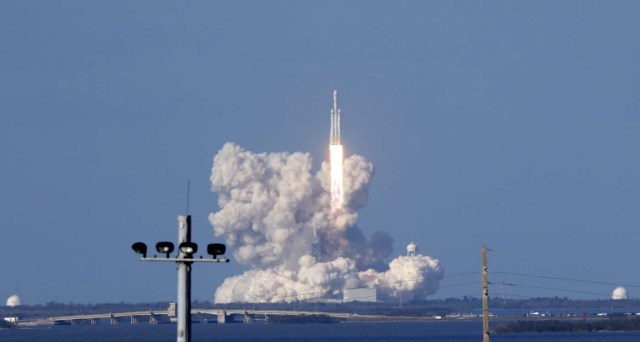 A SpaceX Falcon Heavy rocket lifts off from historic launch pad 39-A at the Kennedy Space Center in Cape Canaveral, Florida, U.S., February 6, 2018. REUTERS/Thom Baur