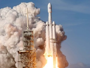 En FOTOS: El lanzamiento del Falcon Heavy, el cohete más potente del mundo