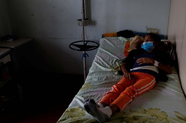 Yasmira Castano, 40, who lost her transplanted kidney, lies on a bed at a state hospital in Caracas, Venezuela February 7, 2018. Castano was unable to find the drugs needed to keep her body from rejecting the organ. On Christmas Eve 2017, she was rushed to a state hospital. Her immune system had attacked the foreign organ and she lost her kidney shortly afterwards. Picture taken February 7, 2018. REUTERS/Carlos Garcia Rawlins