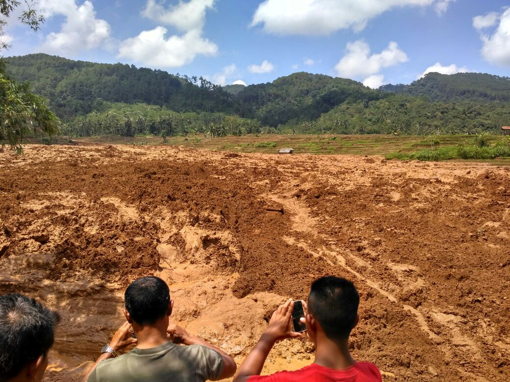 Once desaparecidos y 14 heridos en un deslizamiento de tierra en Indonesia