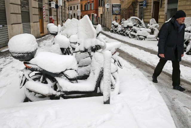 A man walks during a heavy snowfall in Rome, Italy February 26, 2018. REUTERS/Max Rossi