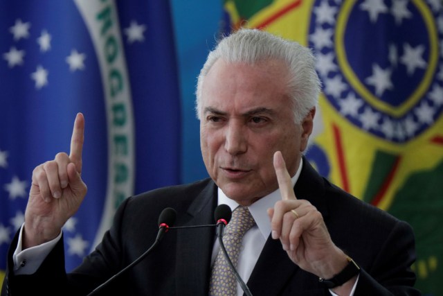 El presidente de Brasil, Michel Temer, en la ceremonia de asunción al cargo del nuevo ministro de Seguridad Pública,  Raul Jungmann, en Brasilia, feb 27, 2018. REUTERS/Ueslei Marcelino