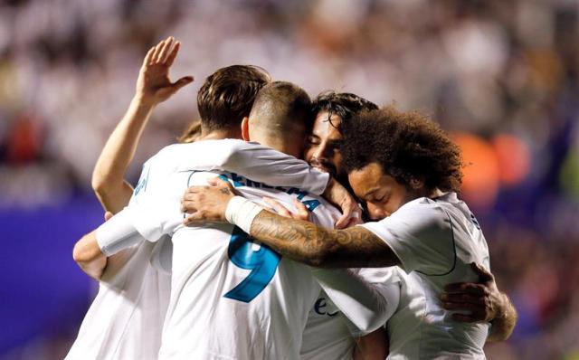 VALENCIA, 03/02/2018.- El centrocampista del Real Madrid Francisco Alarcón Isco (2d) celebra con sus compañeros su gol, el segundo del equipo frente al Levante, durante el partido de Liga en Primera División que se disputa esta noche en el estadio Ciutat de València. EFE/Kai Försterling