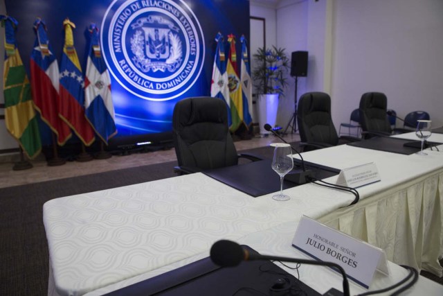 STO02. SANTO DOMINGO (REPÚBLICA DOMINICANA), 05/02/2018.- Detalle del lugar reservado para el diputado opositor Julio Borges en el salón del Centro de Convenciones de la cancillería dominicana donde se espera hoy, lunes 5 de febrero de 2018, una confirmación del Gobierno venezolano y de la oposición sobre si viajarán para la nueva ronda de diálogo prevista este lunes, en Santo Domingo (República Dominicana), según dijo a la prensa el portavoz de la Cancillería dominicana, Hugo Beras. EFE/Orlando Barría