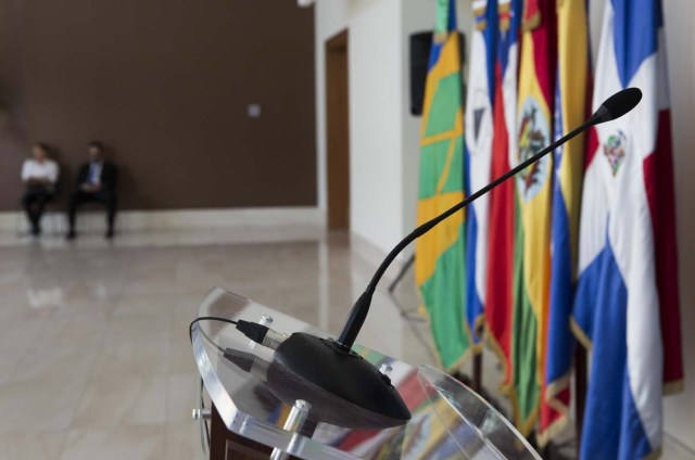 STO06. SANTO DOMINGO (REPÚBLICA DOMINICANA), 05/02/2018.- Detalle del micrófono dispuesto en un atril del salón del Centro de Convenciones de la cancillería dominicana donde se espera hoy, lunes 5 de febrero de 2018, una confirmación del Gobierno venezolano y de la oposición sobre si viajarán para la nueva ronda de diálogo prevista este lunes, en Santo Domingo (República Dominicana), según dijo a la prensa el portavoz de la Cancillería dominicana, Hugo Beras. EFE/Orlando Barría