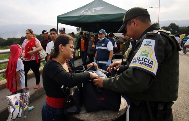 CUC103. CÚCUTA (COLOMBIA), 08/02/2018.- Fotografía fechada el 7 de febrero de 2018 de personas que cruzan el Puente Internacional Simón Bolívar, en Cúcuta (Colombia). En el puente internacional Simón Bolívar, que conecta a la ciudad colombiana de Cúcuta con la venezolana San Antonio del Táchira, se forma todos los días un hormiguero de gente que huye desesperada del país vecino para buscar la subsistencia al otro lado de la frontera. EFE/SCHNEYDER MENDOZA