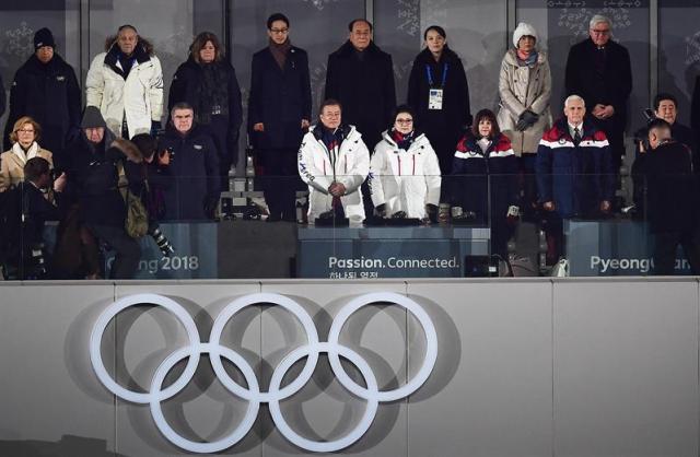  El presidente surcoreano Moon Jae-in y su esposa Kim Jung-sook (C), el presidente del COI Thomas Bach (de izquierda a derecha), el vicepresidente estadounidense Mike Pence y su esposa Karen Pence (centro R), el primer ministro japonés Shinzo Abe (R ), Kim Young-nam (centro superior), presidente del Presidium de la Asamblea Popular Suprema de Corea del Norte, Kim Yo-jong (centro superior R), hermana del líder norcoreano Kim Jong-un, presidente alemán Frank-Walter Steinmeier (arriba R) y su esposa Elke Buedenbender durante la Ceremonia de Inauguración de los Juegos Olímpicos PyeongChang 2018 en el Estadio Olímpico, condado de Pyeongchang, Corea del Sur, 09 de febrero de 2018. (Abierto, Corea del Sur, Japón) EFE / EPA / CHRISTIAN BRUNA